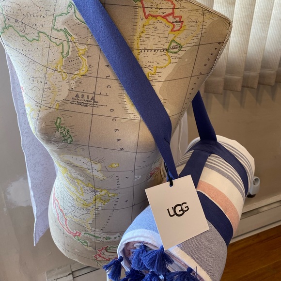LAST ONE!!!  BNWT Authentic Ugg Fringed Beach Blanket - Picture 8 of 12